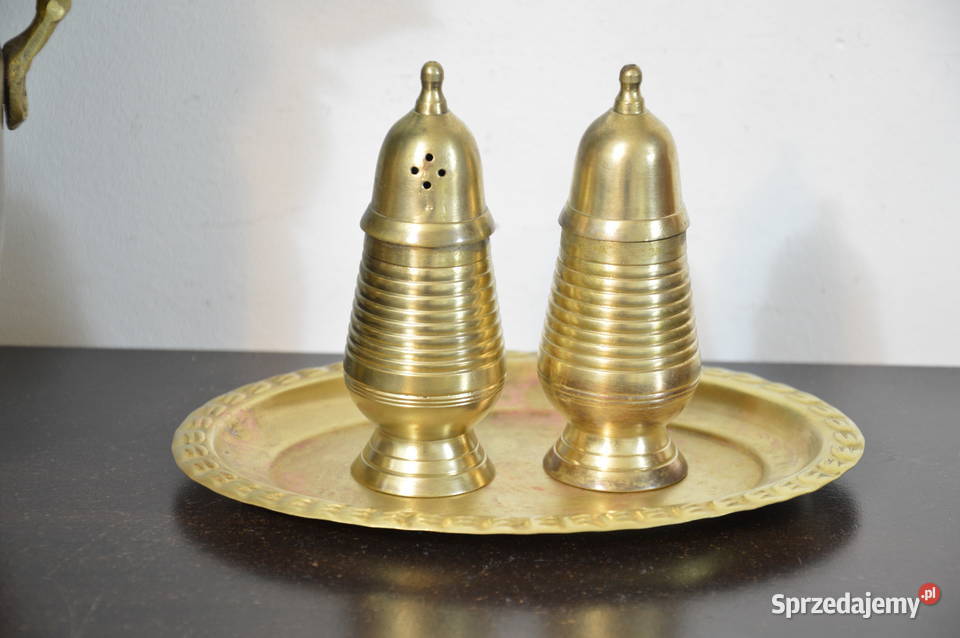 mosiężne solniczka i pieprzniczka na tacce stare