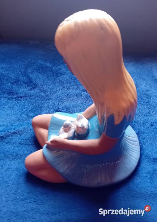 Figurka siedząca dziewczyna z ptaszkami Jie