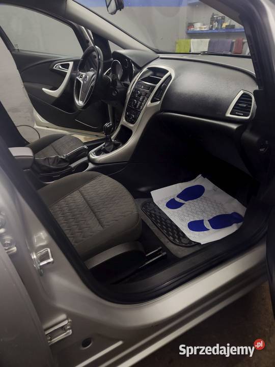 OPEL ASTRA J 14 BENZYNA POLSKI SALON 2013R Astra Chorzów sprzedam