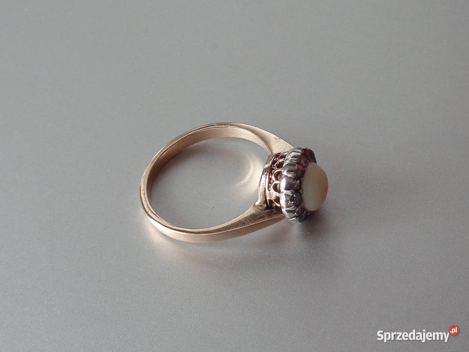 Złoty Pierścionek z Białym Koralem Diamenty 13 Korale Brzeg