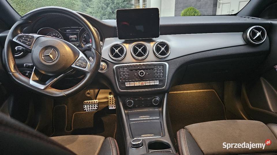 Mercedes CLA 200 Shooting Brake Pakiet AMG salon