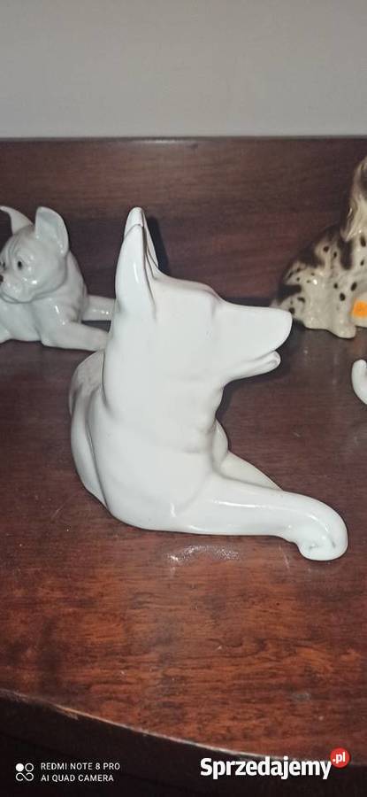 figurka psa leżącego Bez Syg Porcelana i szkło Gdańsk