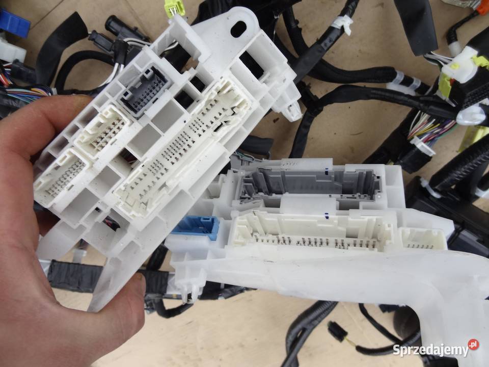 WIĄZKA INSTALACJA WNĘTRZA COROLLA E21 20 HYBRYDA Materiały instalacyjne wielkopolskie sprzedam