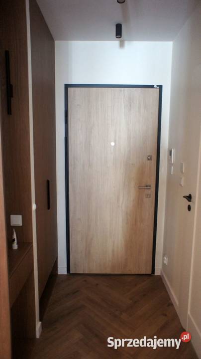 2 pokoje z halą garażową i Internetem w