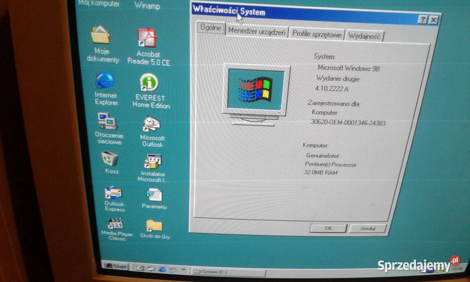 Stary Komputer AT z wyświetlaczem w obudowie 120