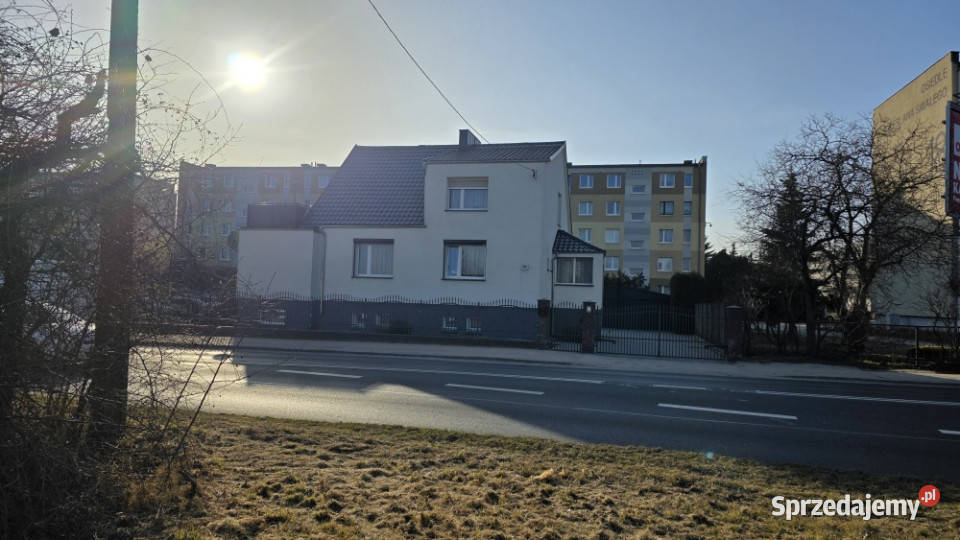 Dom dwulokalowy z dwoma lokalami usługowymi