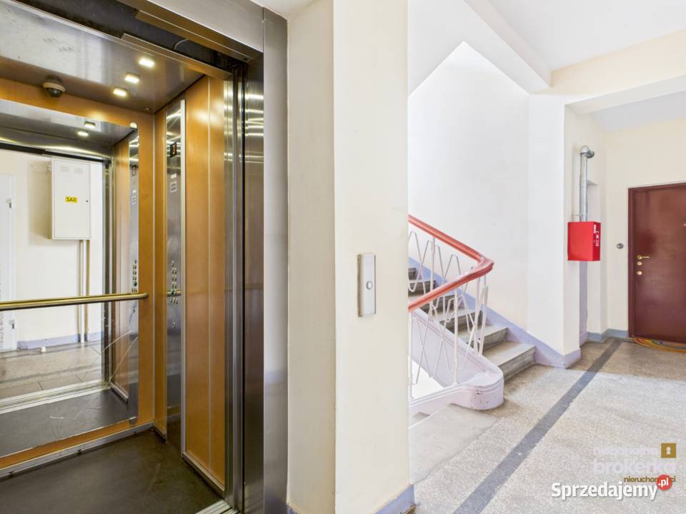 Wysokie mieszkanie w kamienicy które łączy dachówka