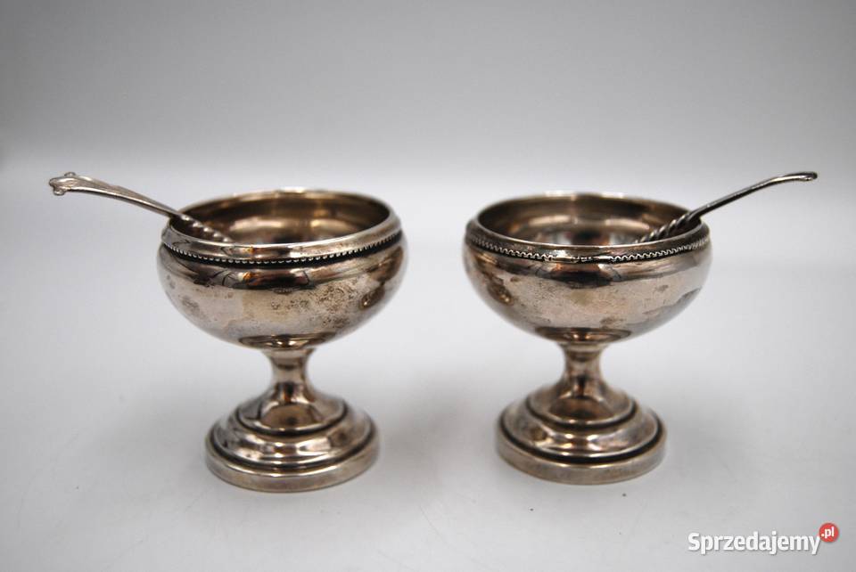 Para srebrnych solniczek