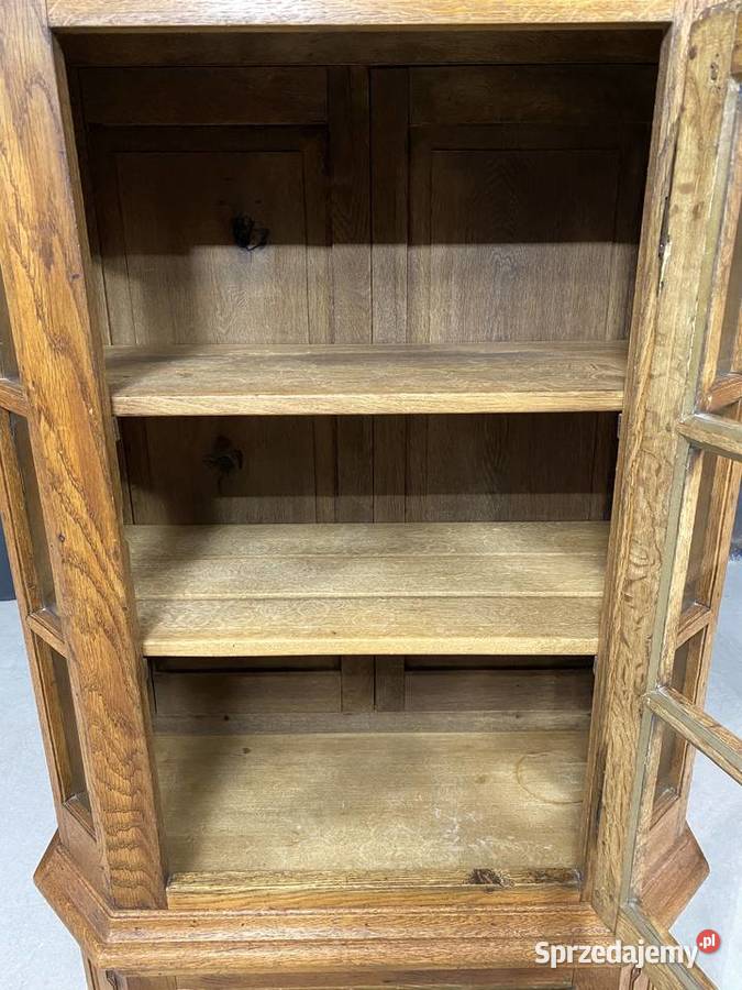 Klasyczna wąska witryna dębowa w rustykalnym zachodniopomorskie Budno