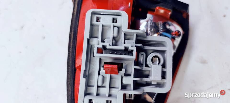 LAMPA LEWY TYŁ W KLAPĘ AUDI A4 B8 KOMBI osobowe Lampy tylne Przystajń