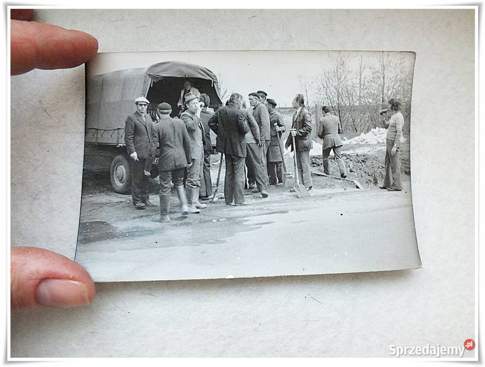 Dwie stare fotografie z czasów PRL prace Czyn Żary