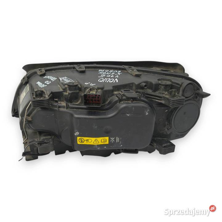 PRZEDNIA LAMPA PRAWA Volvo V70 III XC70 II prawy