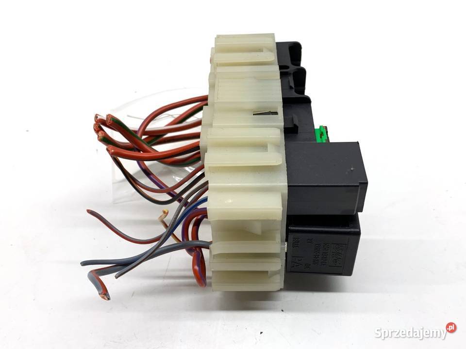 SKRZYNKA BEZPIECZNIKÓW VOLVO V60 I Kombi 1018 20