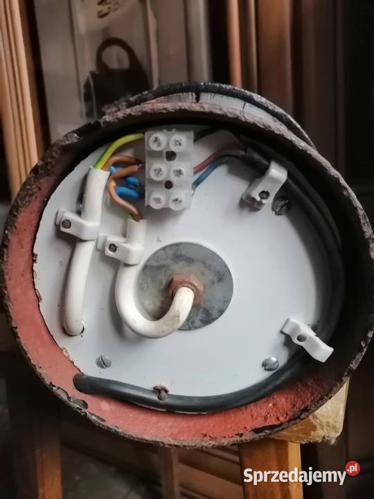 lampa na starej piascie drewnianego kola w stylu Legnica