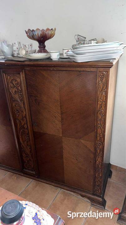 Komoda dębowa z pięknymi pasami rzeźb wyższa Meble Meble