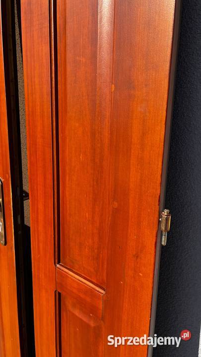 Solidne drzwi drewniane z ościeżnicą do