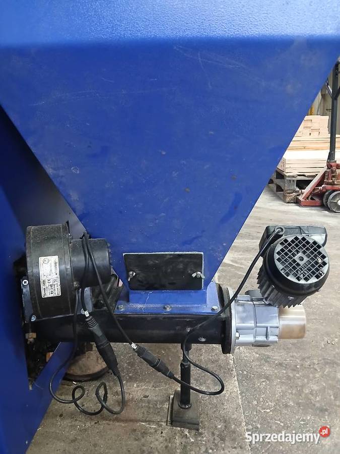 Zbiornik z palnikiem i podajnikiem na ekogroszek