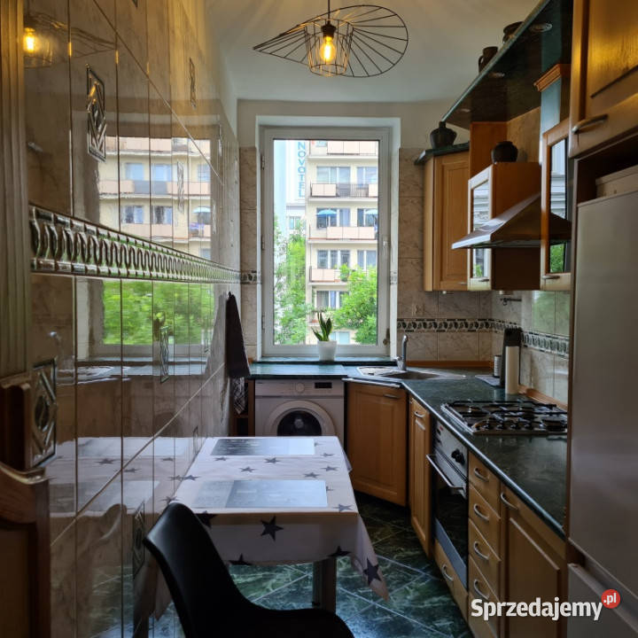 Bezpośrednio 3 pokoje 67 m2 Hoża 2931 4500 PLN Rok budowy 1960 Warszawa