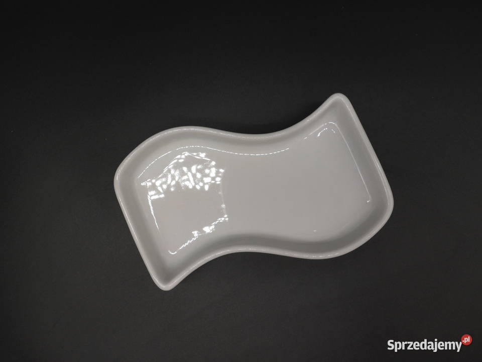 Biała ceramiczna miseczka o falistym kształcie