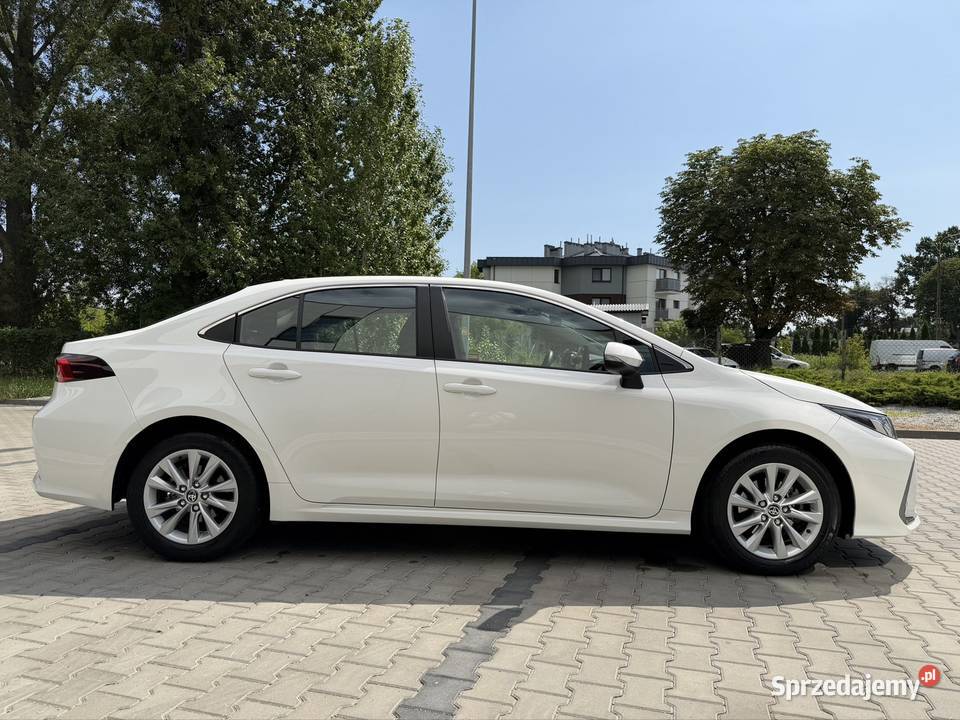 Toyota corolla sedan gwarancja fabryczna kupiony w polskim salonie Toruń