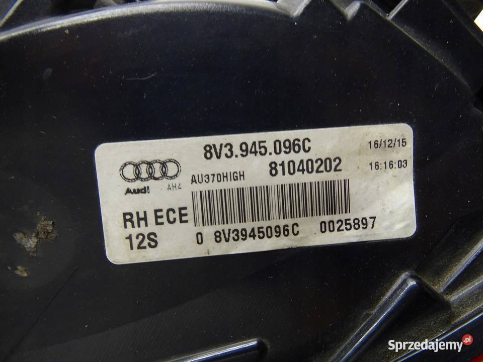 LAMPA PRAWA PRAWY TYŁ TYLNA W BŁOTNIK AUDI A3 8V