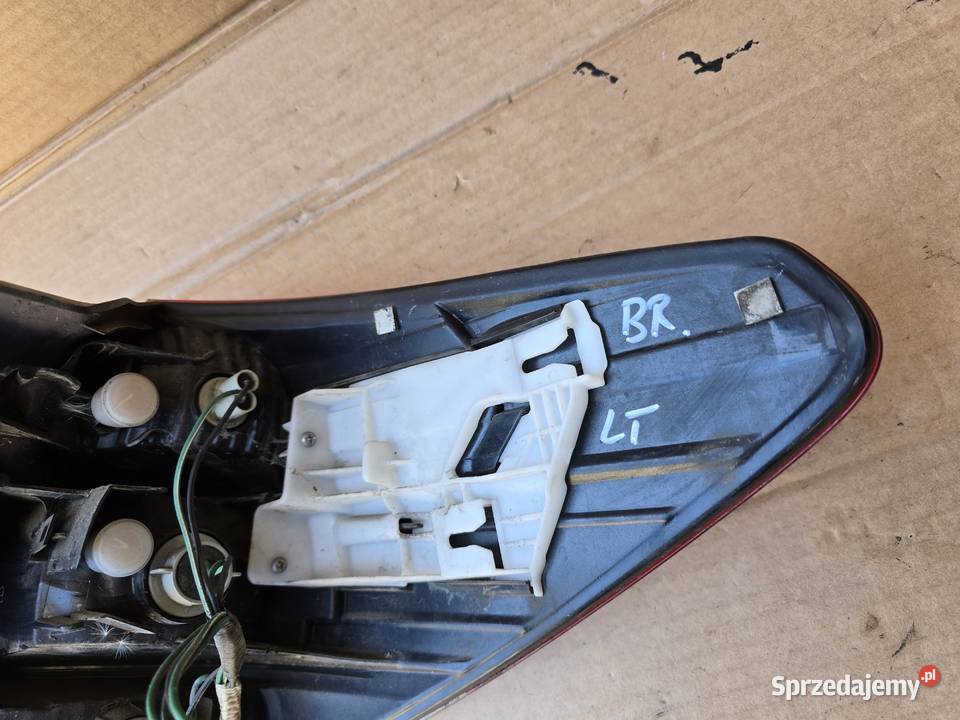 Subaru Outback IV BR lampa lampy tył tylne kombi środek Lampy tylne Legnica