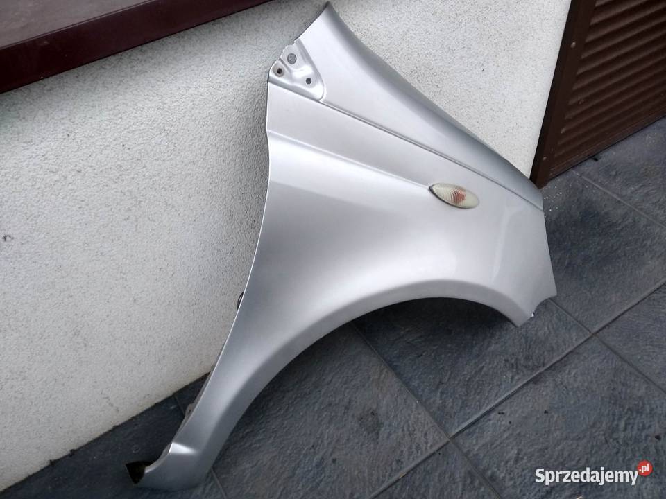 Toyota Yaris I 1 LIFT FL błotnik prawy pasażera osobowe