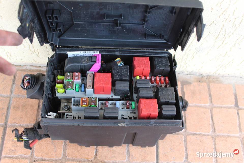 SKRZYNKA BEZPIECZNIKÓW OPEL CORSA D 13 CDTI