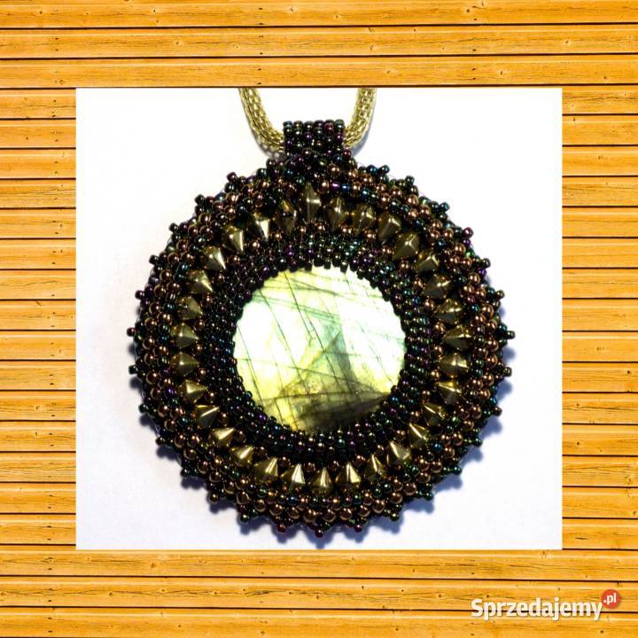 MEDALION Z LABRADORYTEM OPRAWIONY KORALIKAMI Warszawa