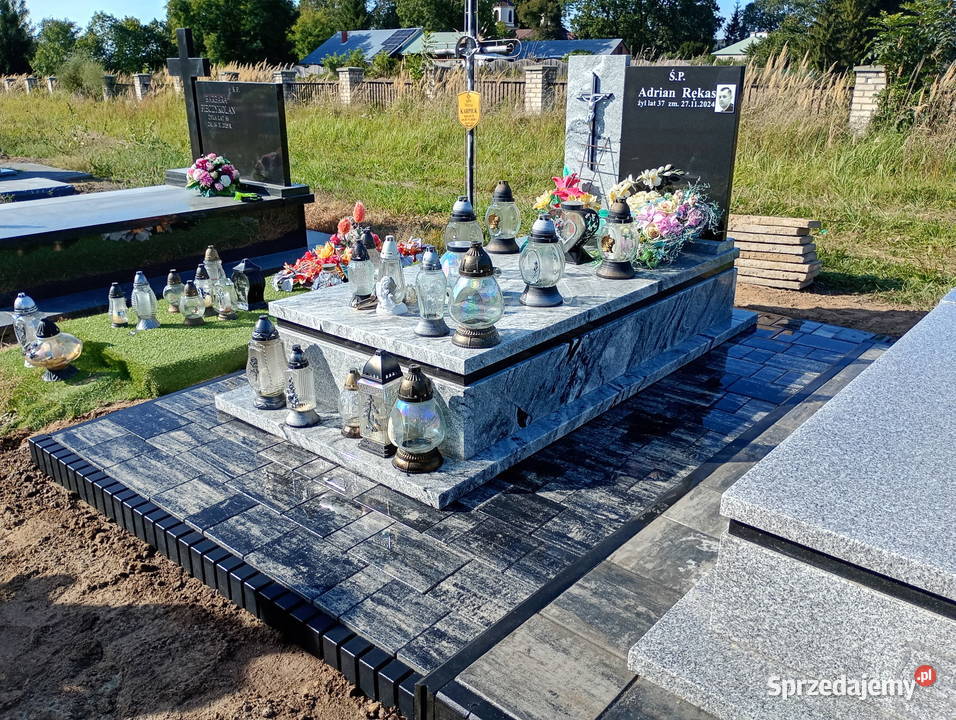 Układanie kostki wokół nagrobków Zamość