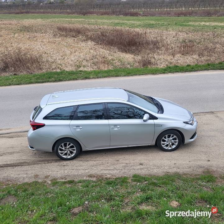 Toyota Auris Touring Sports 18 Hybrid hybryda Góra Kalwaria