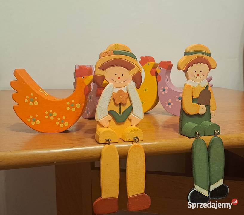 dwie drewniane figurki chłopca i dziewczynki