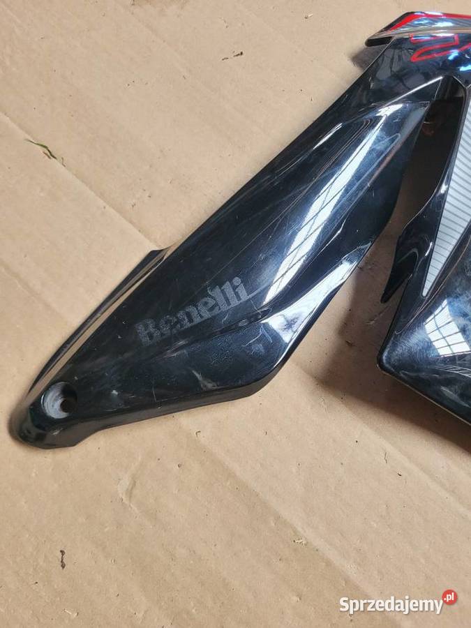 Benelli 125 BN owiewka bok prawa plastik osłona Nowy Tomyśl