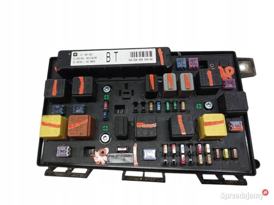 SKRZYNKA BEZPIECZNIKÓW 13145041 Opel Astra III osobowe