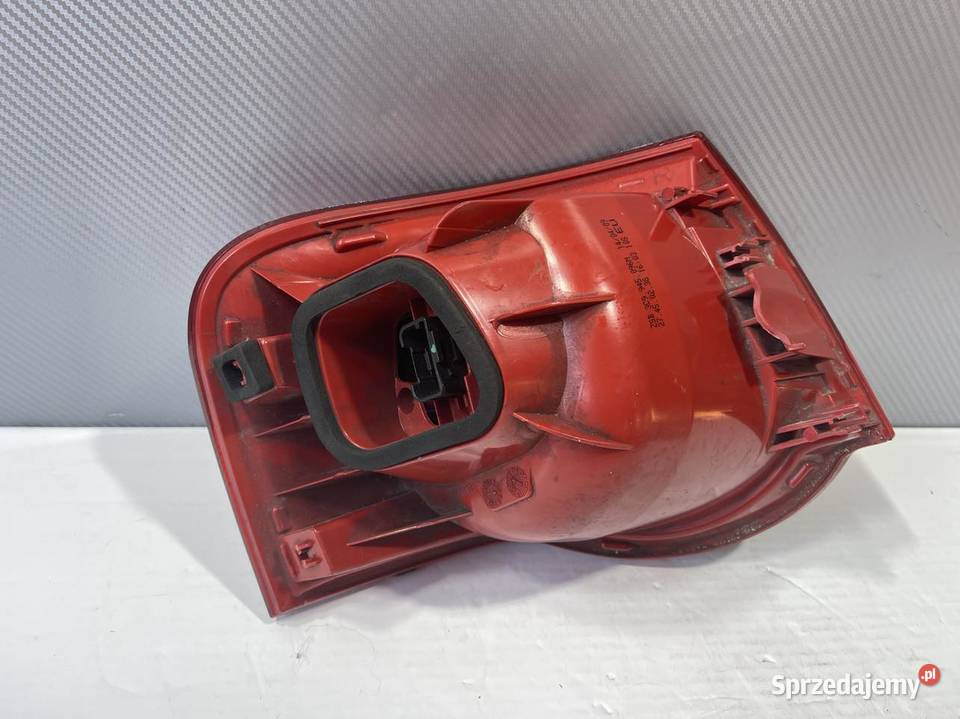 VW PASSAT B6 PRAWA LAMPA TYŁ KOMBI osobowe Ostroróg sprzedam