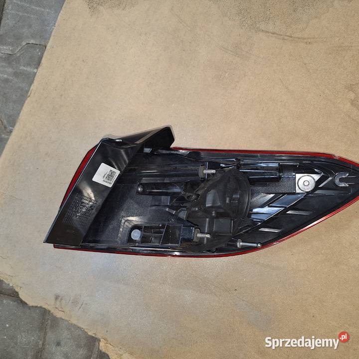 Astra K lampa tył kombi Banie
