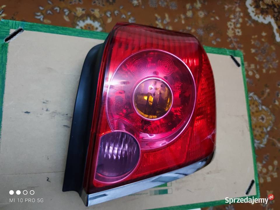 Lampa tylna prawa Toyota Avensis t25 sedan 2004r