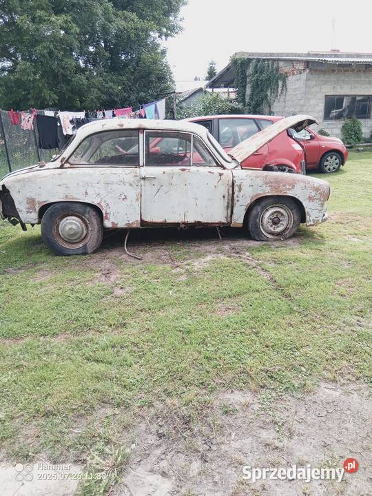 Wrak samochodu Syrena 105