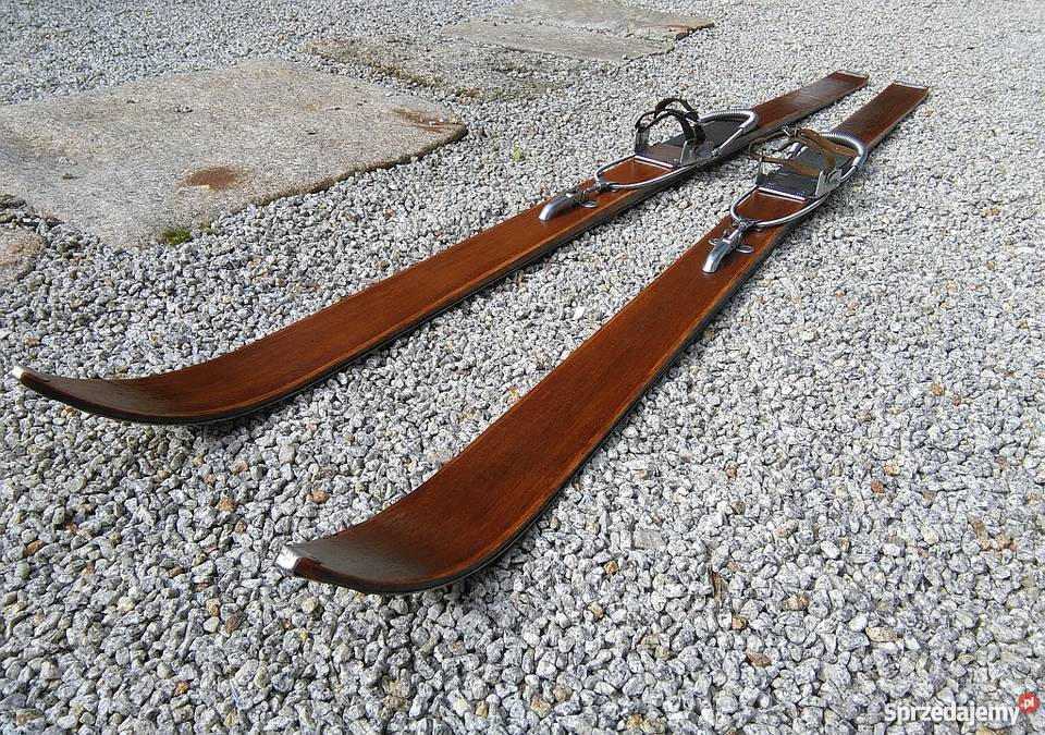 Stare drewniane narty Mesta PionierS dolnośląskie