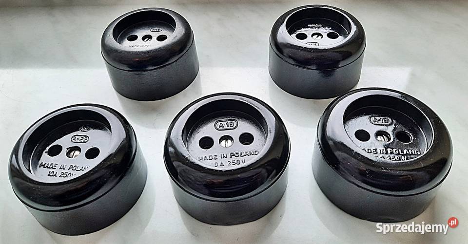 Gniazdo natynkowe okrągłe czarne 220 V z PRL Ostrów Wielkopolski