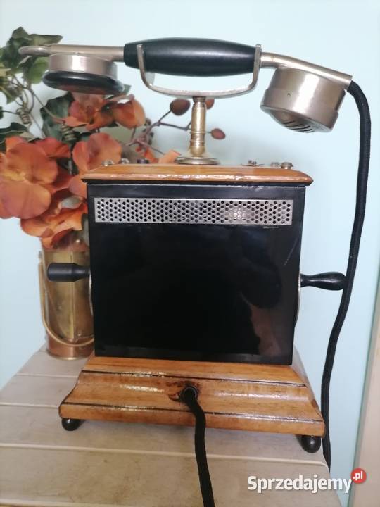 Stary telefon na korbke z lat 30 tych