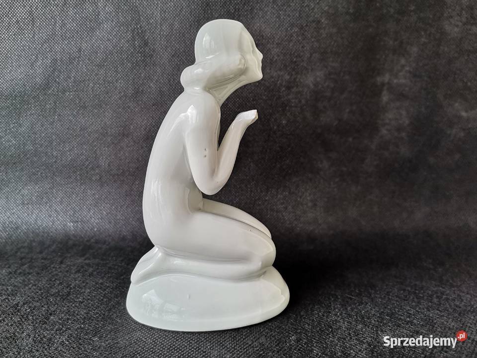 Stara uszkodzona figurka Kobieta Klęcząca Katowice