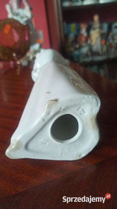 Figurka stojącej dziewcznki z pieskiem Bez Gdańsk