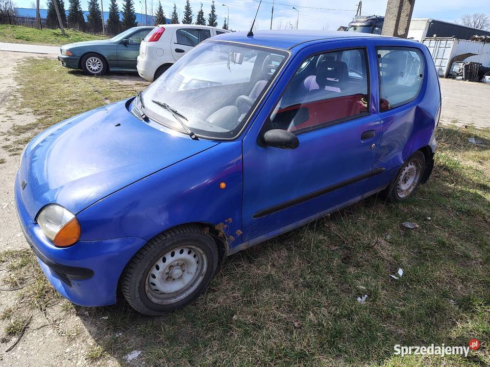 Seicento tanio jeździ do poprawek Hatchback Łapy