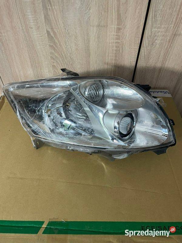Toyota Auris I reflektor przód nowy