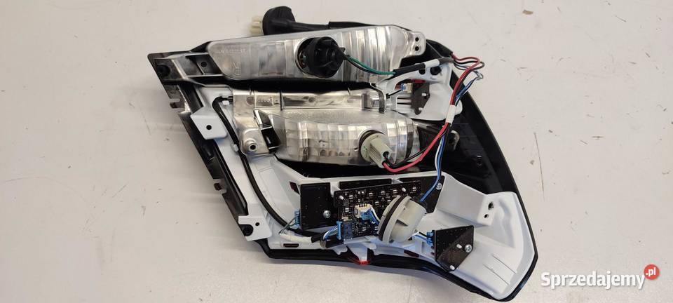 SUZUKI SWIFT MK9 LAMPA PRAWY TYŁ 3560369T00 Części samochodowe