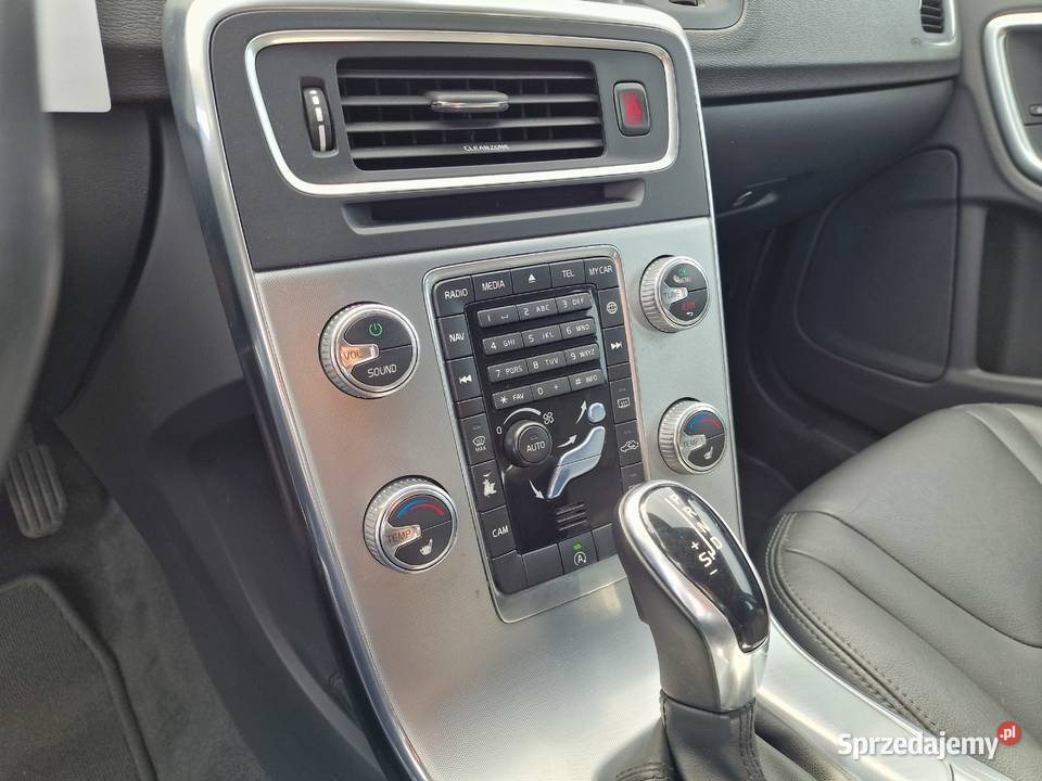 VOLVO V60 T4 SUMMUM 20 Benzyna 190 Zadbany wielofunkcyjna kierownica Motoryzacja Lipówki sprzedam