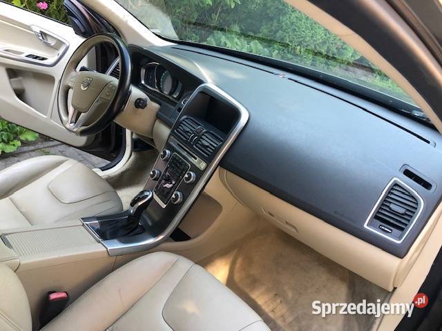 VOLVO XC60 30 T6 benzyna 304 zarejestrowany full nieuszkodzony