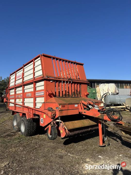 Przyczepa samozbierająca rozrzutnik obornika