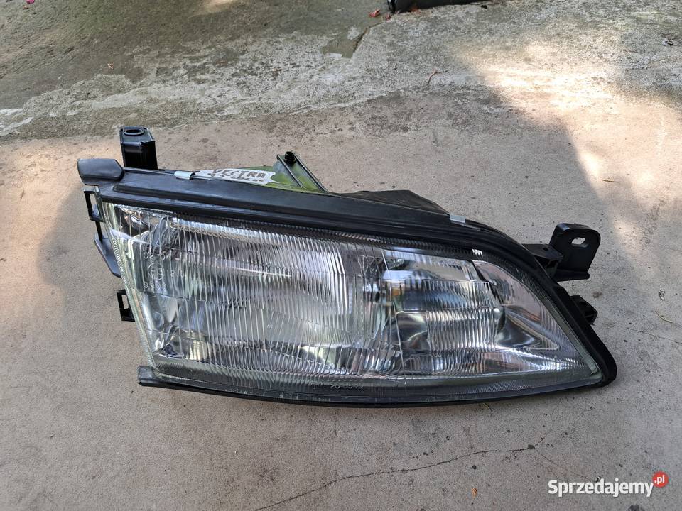 Toyota Avensis 0609r lampa przód L wielkopolskie Leszno